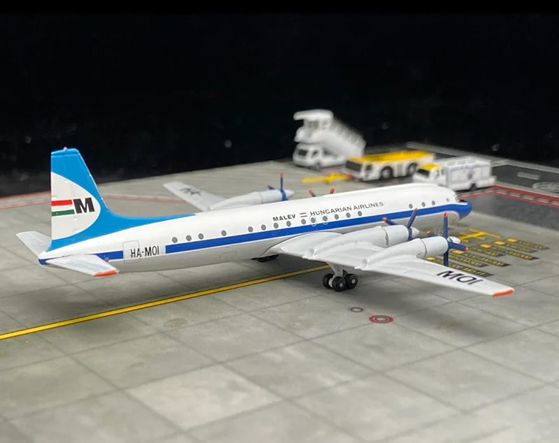 Ilyushin Il-18 Malév Airline Model 1:400 Scale 4 Ilyushin Il-18 Malév Airline Model 1:400 Scale - Image 4