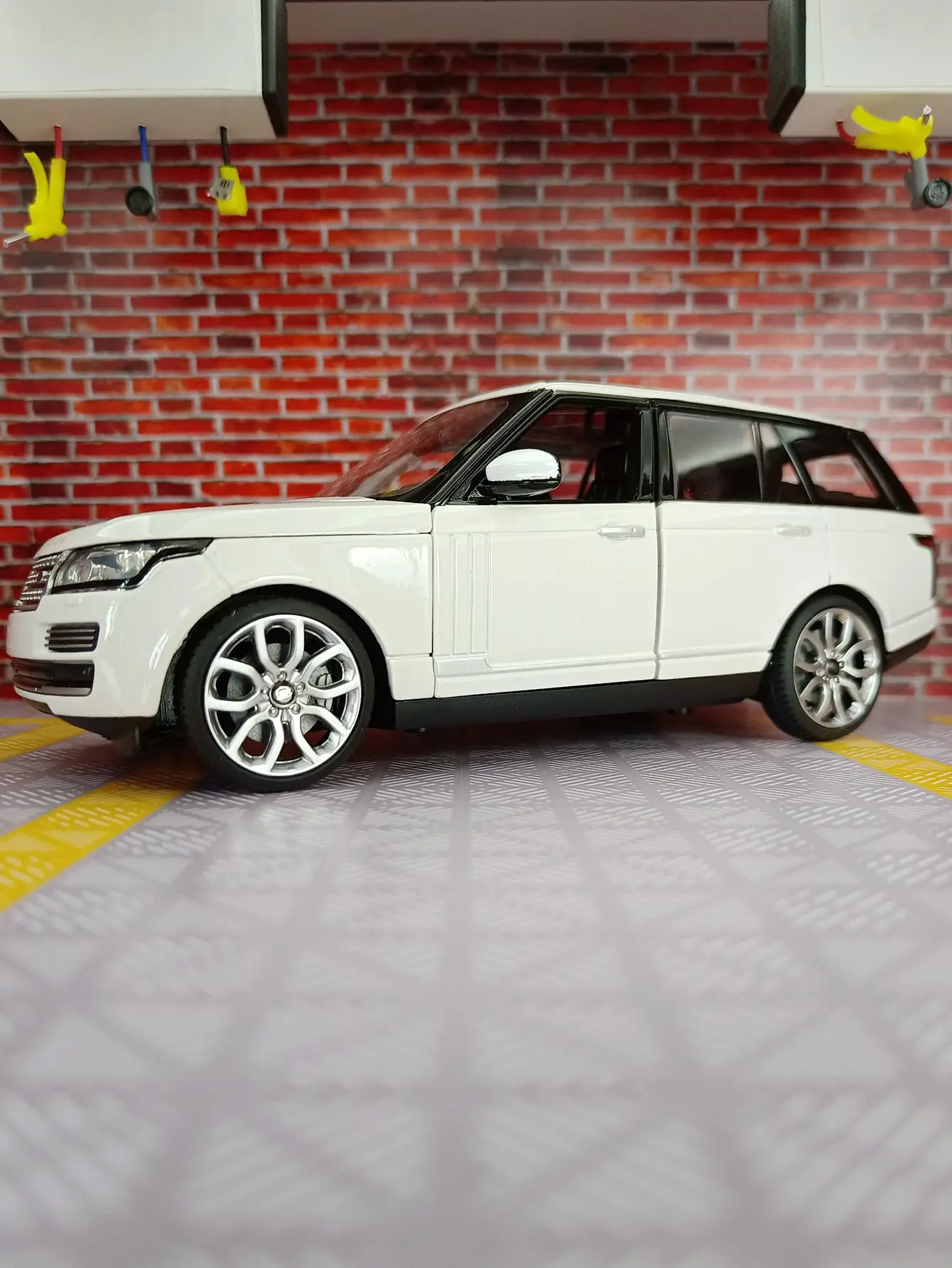 Land Rover Range Rover 1:24 Diecast Model in Black, White, or Red 5 Land Rover Range Rover 1:24 Diecast Model in Black, White, or Red - Image 5