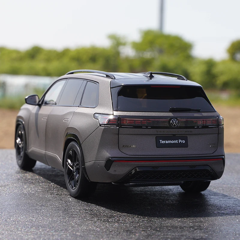 1:18 Scale VW Teramont Pro SUV Diecast Model 4 1:18 Scale VW Teramont Pro SUV Diecast Model - Image 4