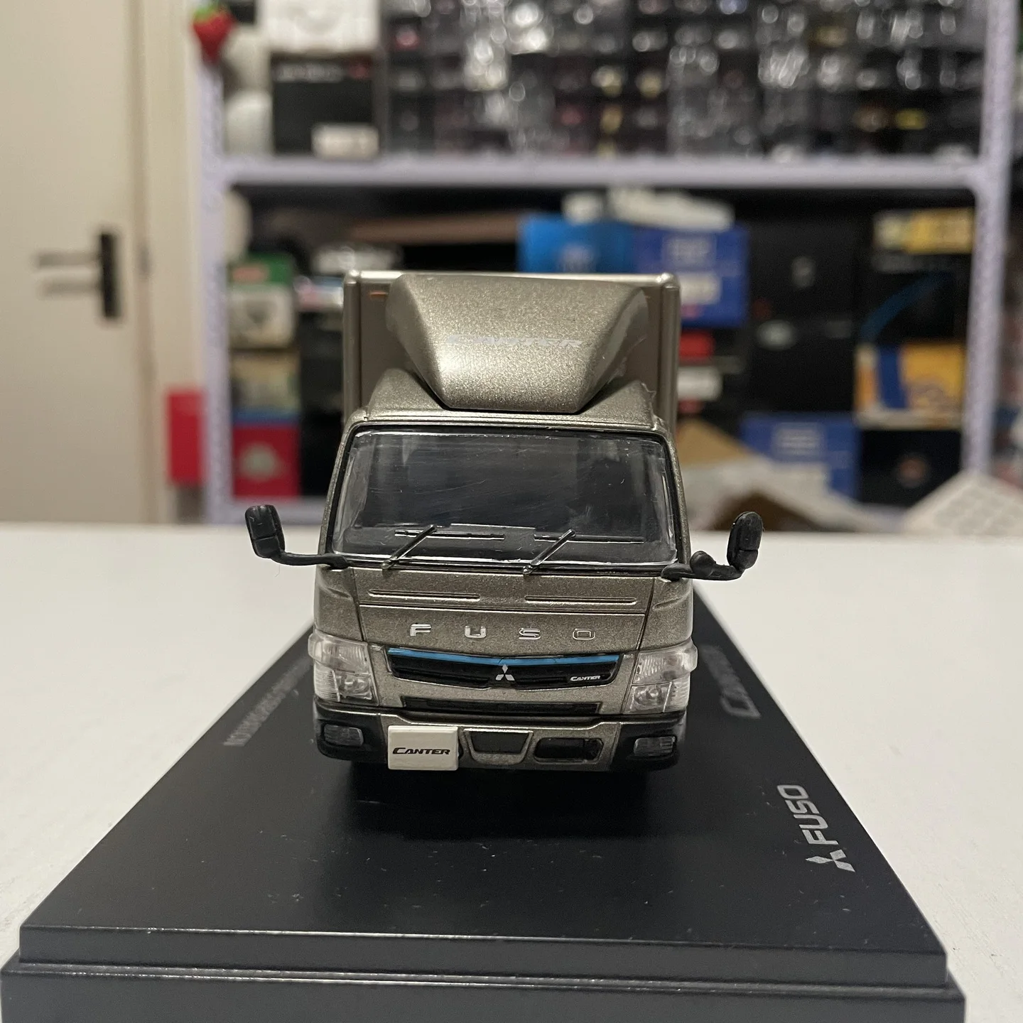 Metallic Mitsubishi Canter FUSO 1:43 Diecast Model 3 Metallic Mitsubishi Canter FUSO 1:43 Diecast Model - Image 3