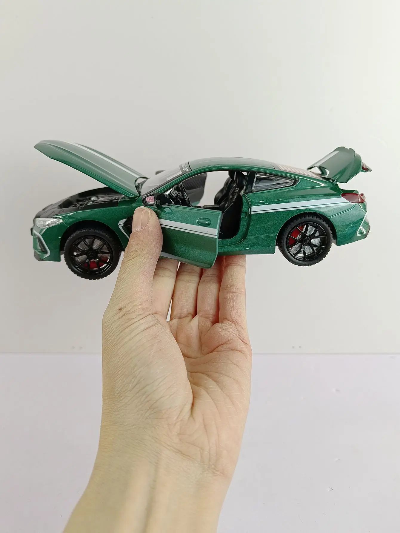 1:24 Scale Realistic Die-Cast Sports Car Model 7 1:24 Scale Realistic Die-Cast Sports Car Model - Image 7
