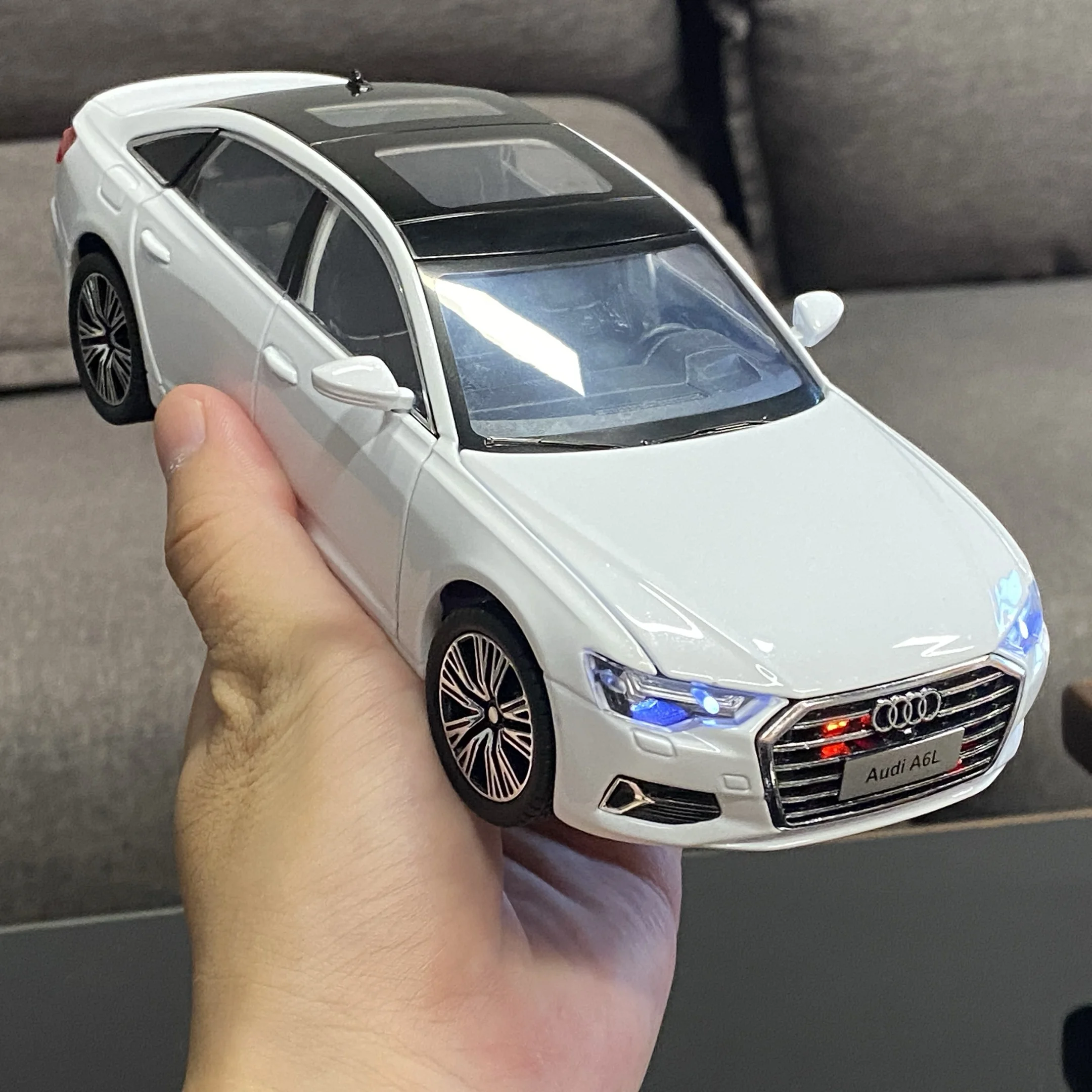 1:24 Audi A6L Quattro Diecast Model Car 3 1:24 Audi A6L Quattro Diecast Model Car - Image 3