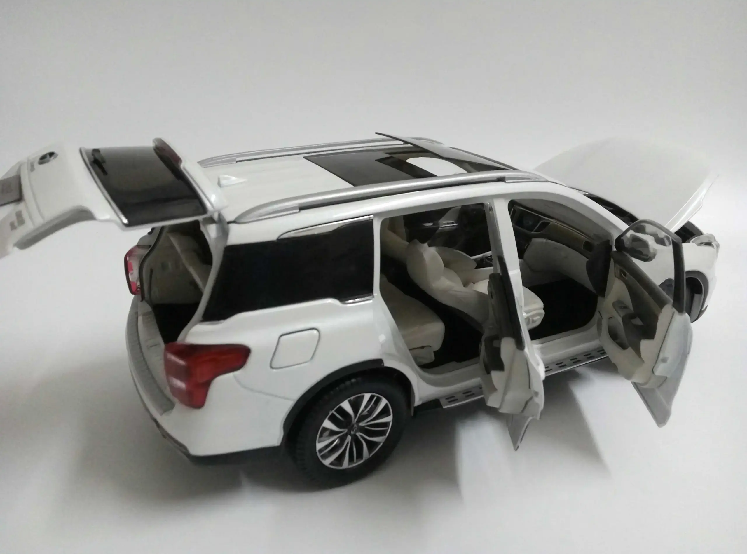 GAC Trumpchi GS8 1:18 Diecast Model Car 3 GAC Trumpchi GS8 1:18 Diecast Model Car - Image 3