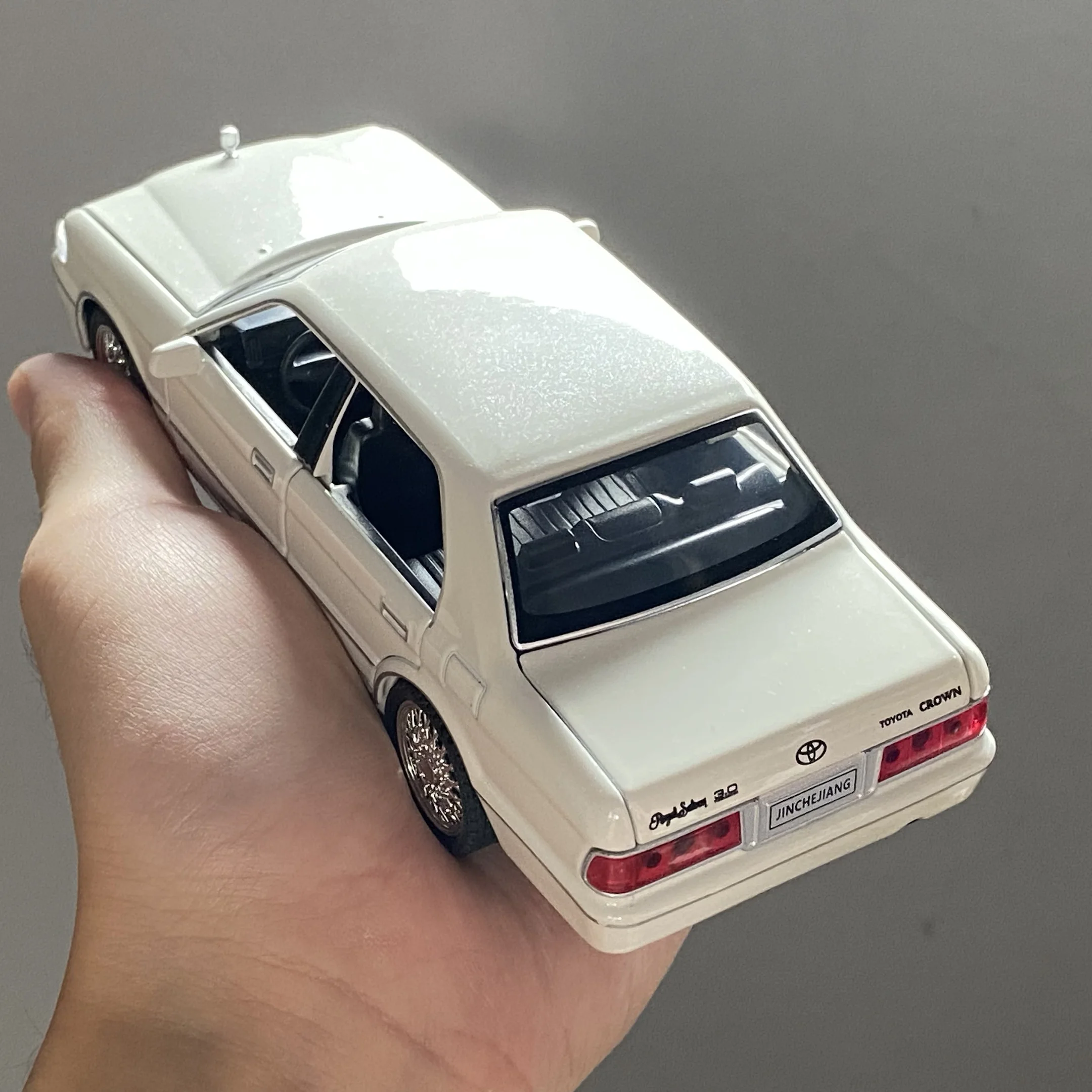 1:32 Toyota Crown Royal Diecast Model 4 1:32 Toyota Crown Royal Diecast Model - Image 4