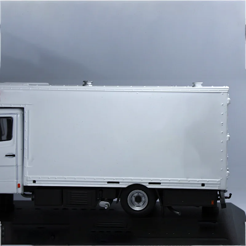 White Benz 814D Long 1993 Die-Cast Model 4 White Benz 814D Long 1993 Die-Cast Model - Image 4