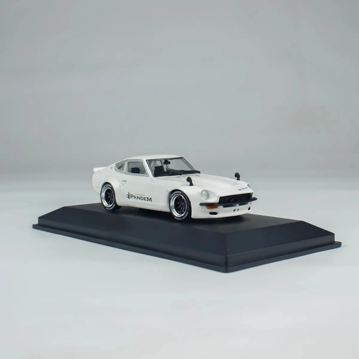 White Solido 1:43 Scale Nissan 240Z Model 3 White Solido 1:43 Scale Nissan 240Z Model - Image 3