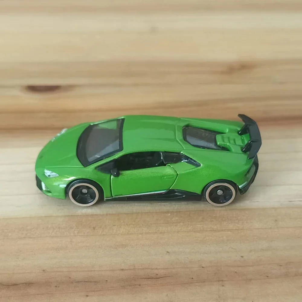 Vibrant Green Lamborghini Huracán Model 4 Vibrant Green Lamborghini Huracán Model - Image 4