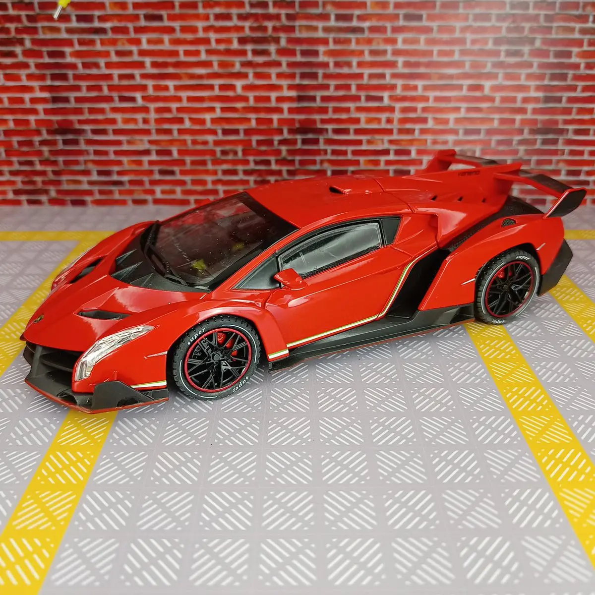 1:24 Lamborghini Veneno Diecast Model 8 1:24 Lamborghini Veneno Diecast Model - Image 8