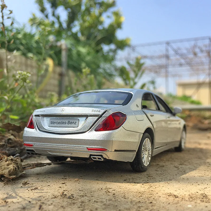 1:32 Mercedes-Maybach S600 Diecast Model 4 1:32 Mercedes-Maybach S600 Diecast Model - Image 4