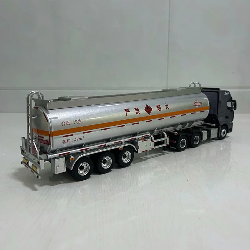 1:36 Scale HOWO TH7 Oil Transport Model 3 1:36 Scale HOWO TH7 Oil Transport Model - Image 3