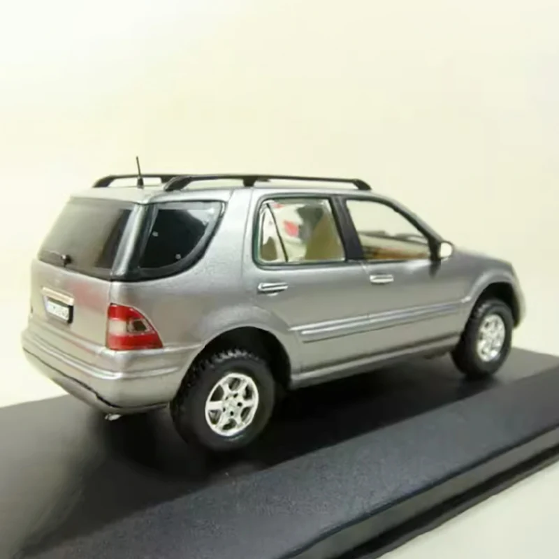 Mercedes-Benz ML 500 Diecast Model 1:43 Scale 2 Mercedes-Benz ML 500 Diecast Model 1:43 Scale - Image 2