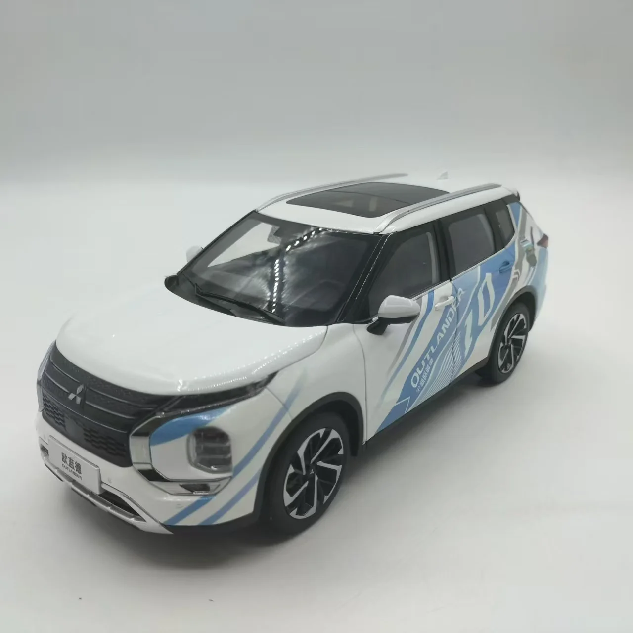 GAC Mitsubishi Outlander 2023 Die-Cast Model 2 GAC Mitsubishi Outlander 2023 Die-Cast Model - Image 2