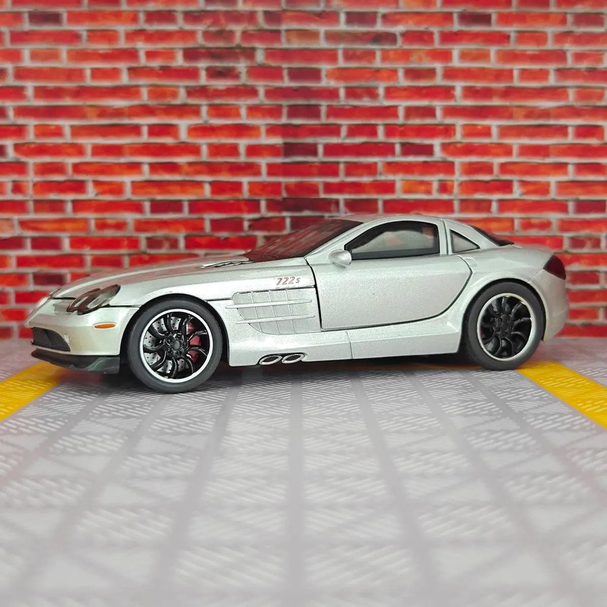 1:32 Silver Diecast Car Model with Lights 8 1:32 Silver Diecast Car Model with Lights - Image 8