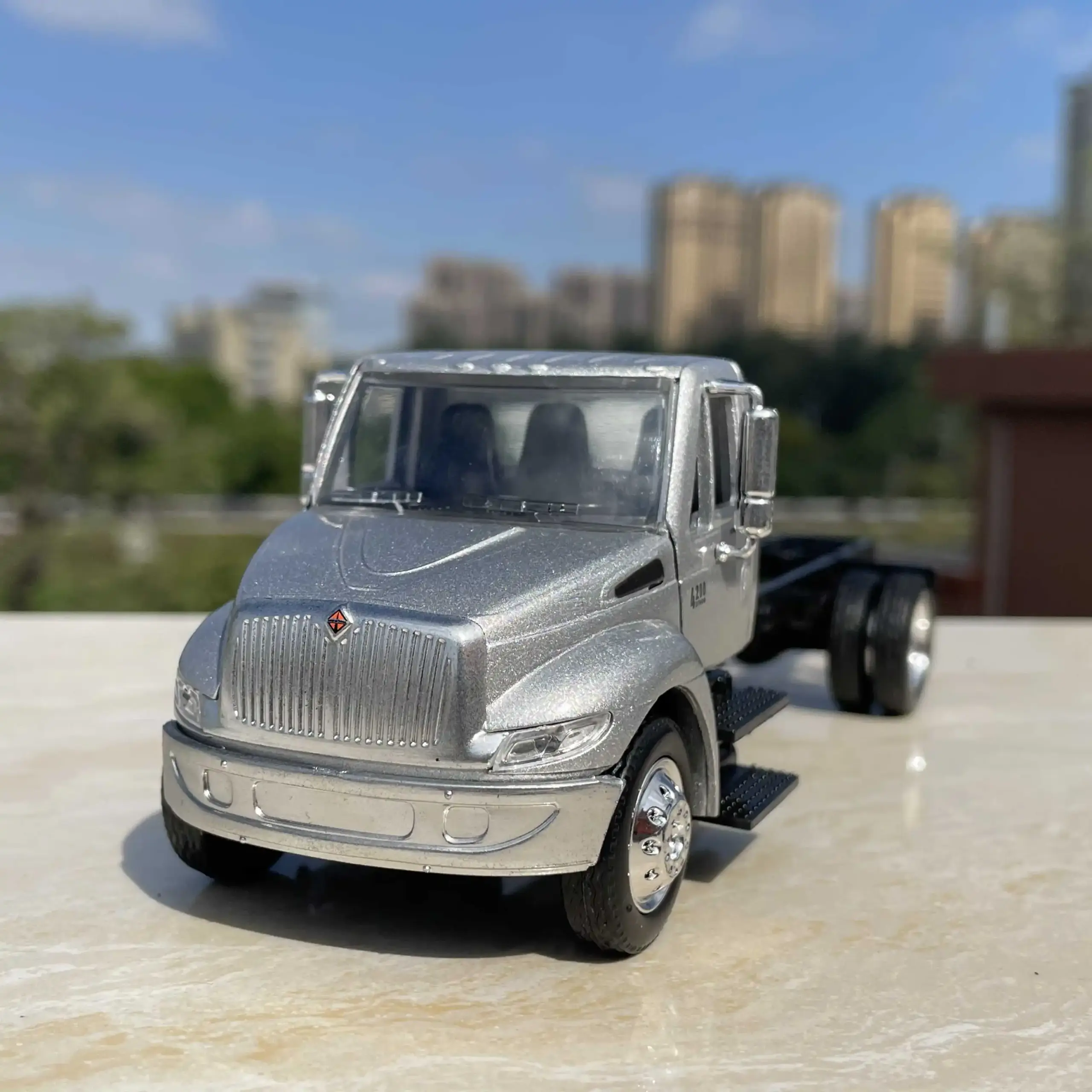 1:43 Scale Diecast Truck Model for Collectors 2 1:43 Scale Diecast Truck Model for Collectors - Image 2