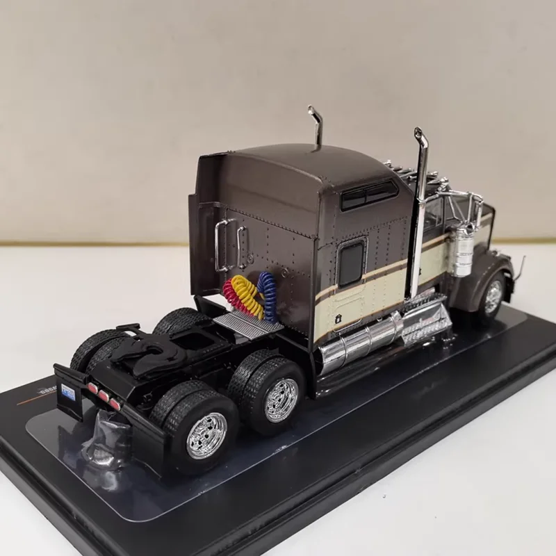 Kenworth W900 1990 Die-Cast Model for Collectors 4 Kenworth W900 1990 Die-Cast Model for Collectors - Image 4