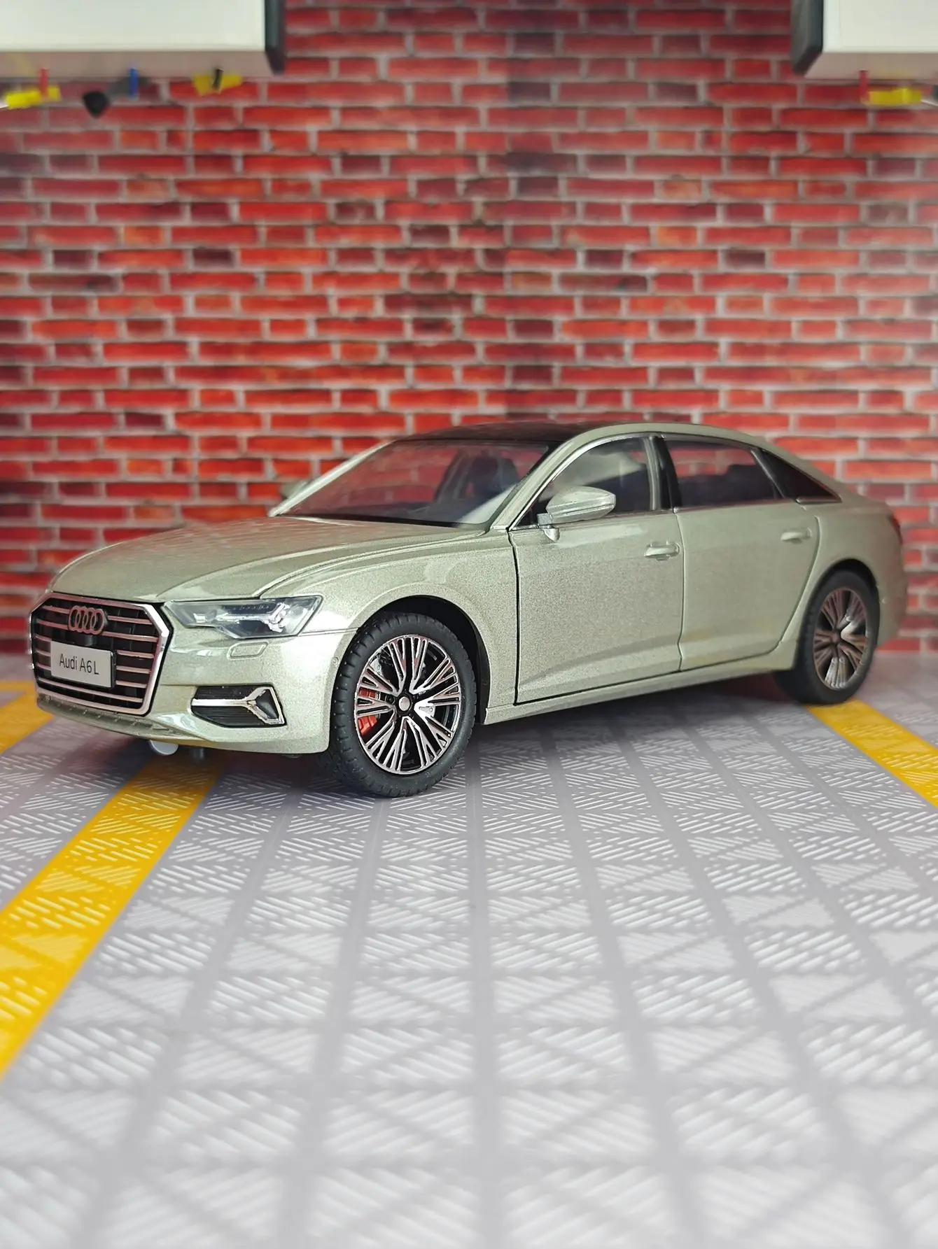 1:24 Scale Black Diecast A6L Model 5 1:24 Scale Black Diecast A6L Model - Image 5