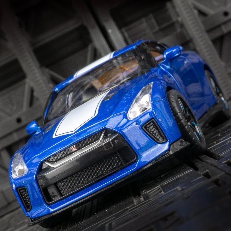 1:32 Nissan GTR 50th Anniversary Diecast Model 4 1:32 Nissan GTR 50th Anniversary Diecast Model - Image 4