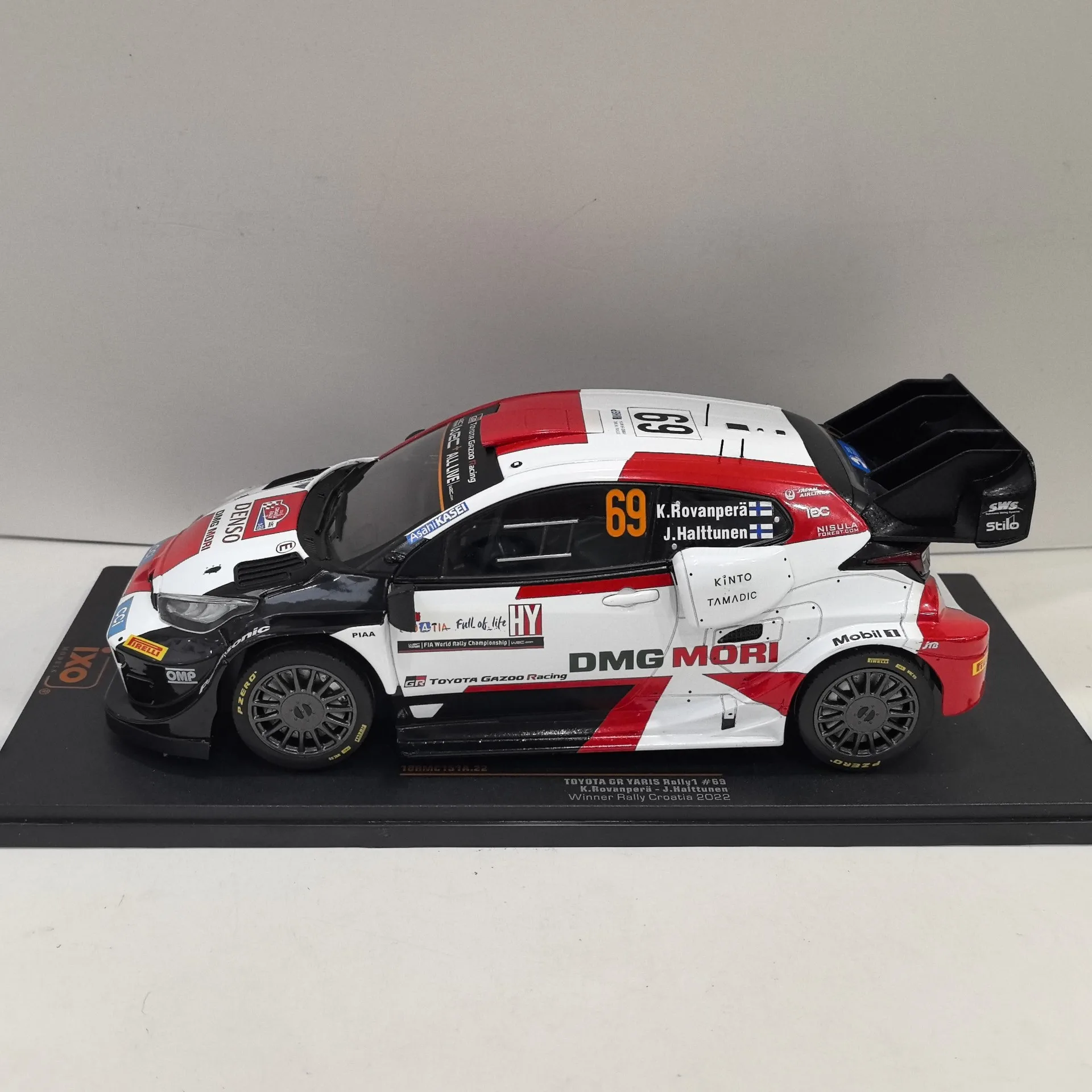 1:18 White Diecast Racing Car Model 2 1:18 White Diecast Racing Car Model - Image 2