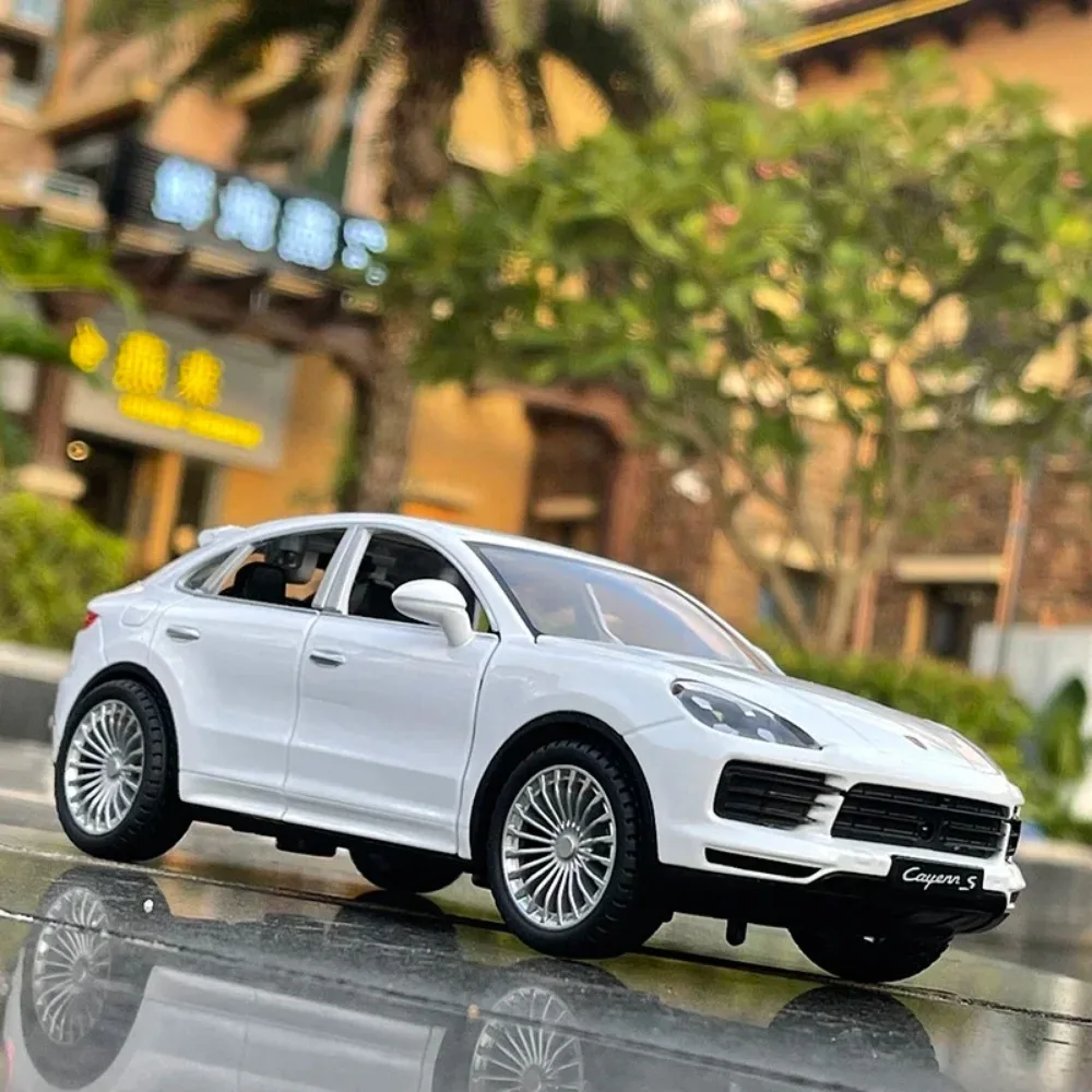 White 1:24 Porsche Cayenne Turbo S Diecast Model 4 White 1:24 Porsche Cayenne Turbo S Diecast Model - Image 4