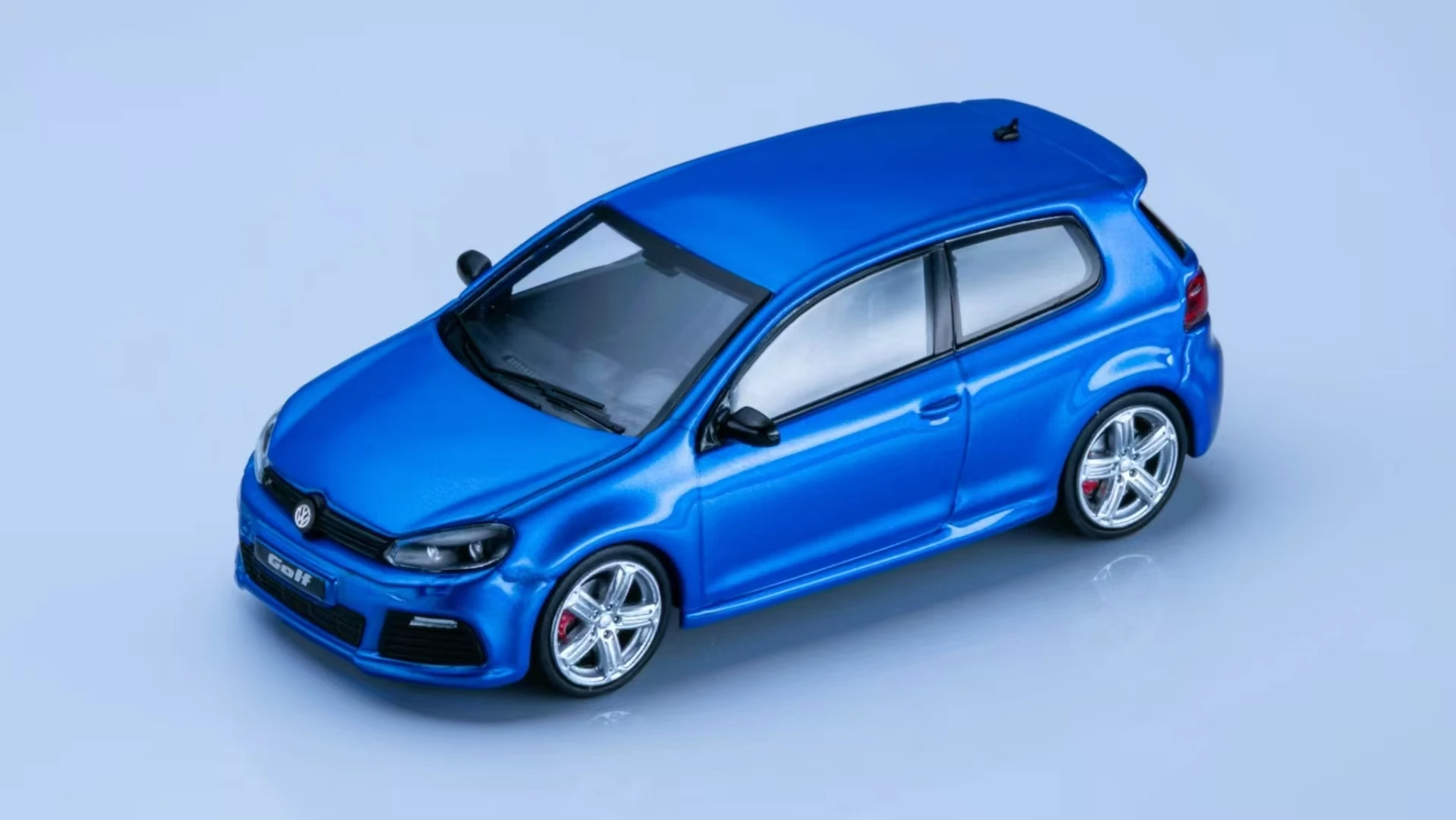 Maxwell 1:64 Alloy Model Car in Four Finishes 4 Maxwell 1:64 Alloy Model Car in Four Finishes - Image 4