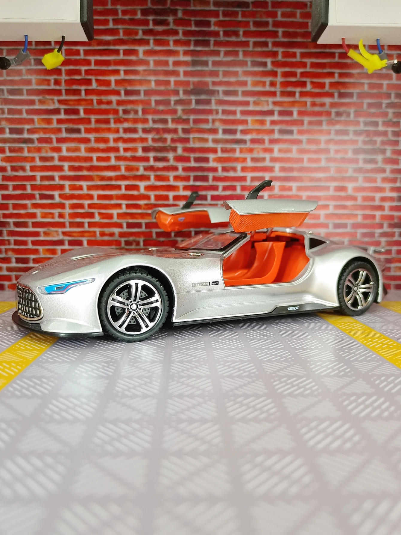 Mercedes-Benz AMG Vision GT 1:24 Diecast Model 6 Mercedes-Benz AMG Vision GT 1:24 Diecast Model - Image 6