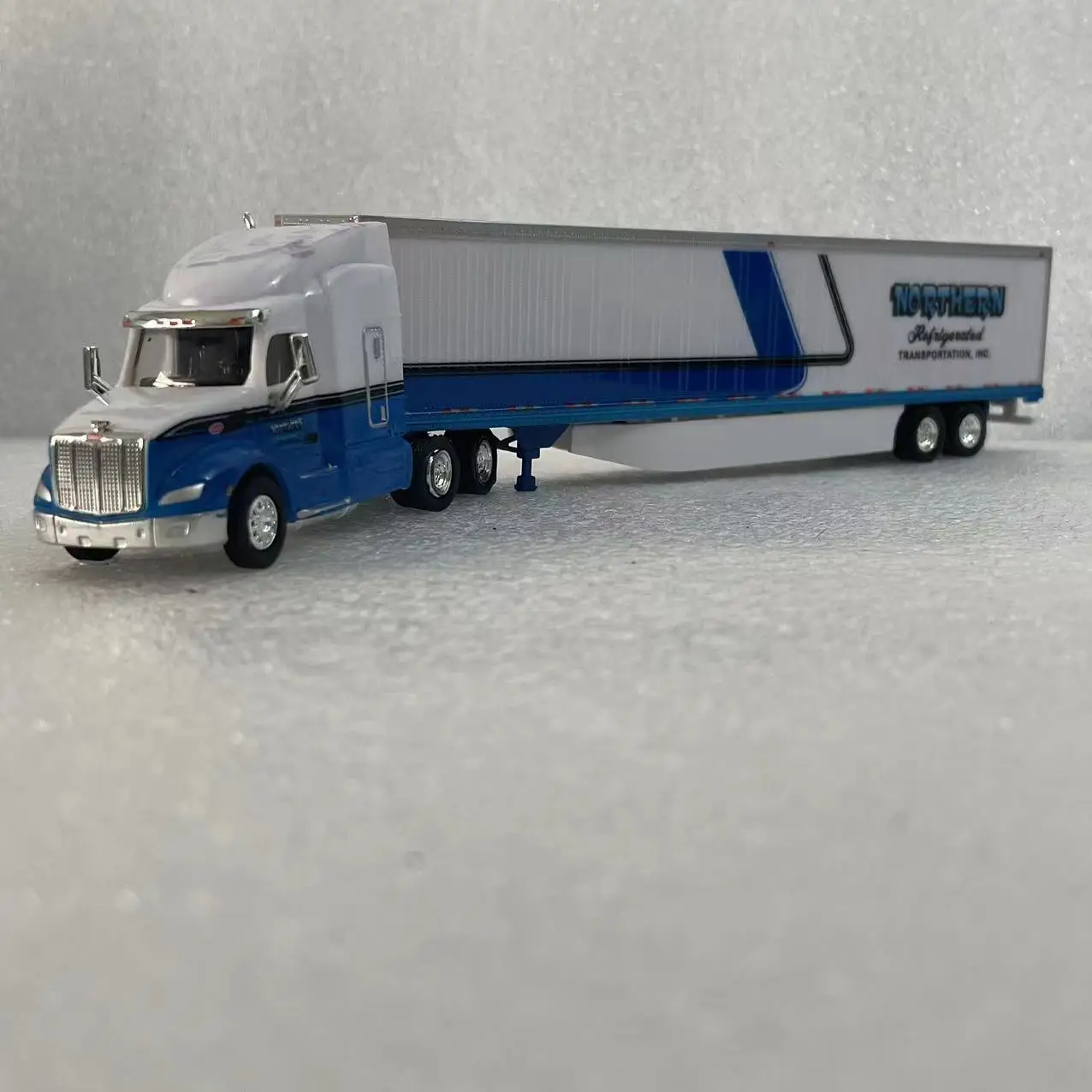Detailed 1/87 Peterbilt 579 Refrigerated Truck Model 7 Detailed 1/87 Peterbilt 579 Refrigerated Truck Model - Image 7