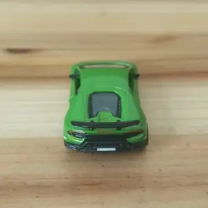 Vibrant Green Lamborghini Huracán Model 9 S1322f97058044d57bb11c56036400f6cH