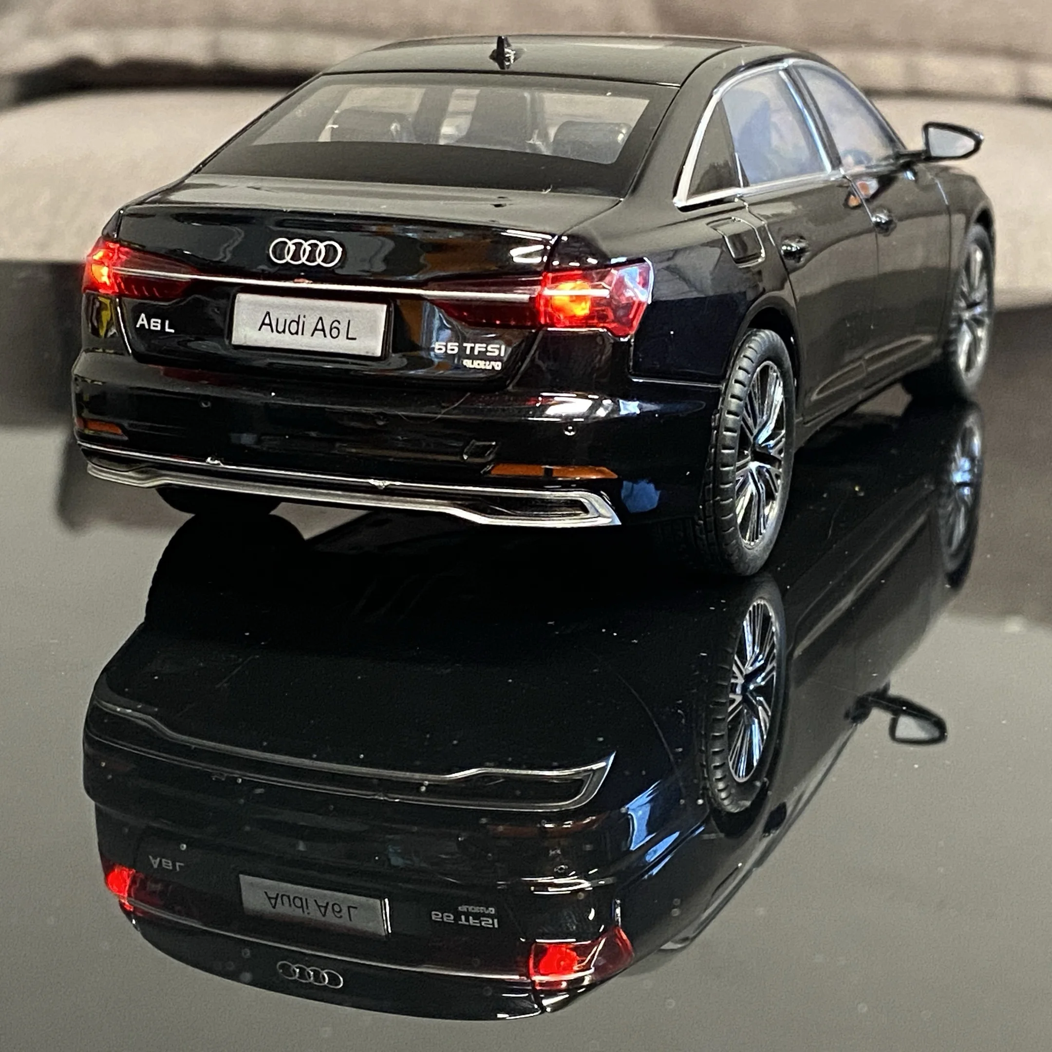 1:24 Audi A6L Quattro Diecast Model Car 5 1:24 Audi A6L Quattro Diecast Model Car - Image 5