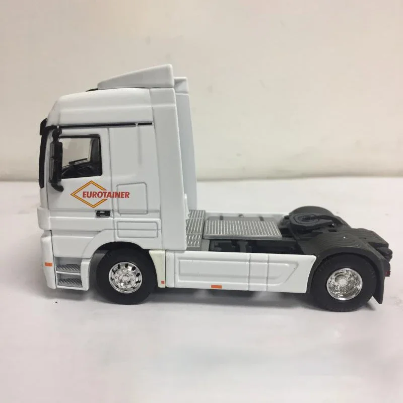 1:50 Scale Trailer Truck Model with Rotatable Wheels 3 1:50 Scale Trailer Truck Model with Rotatable Wheels - Image 3
