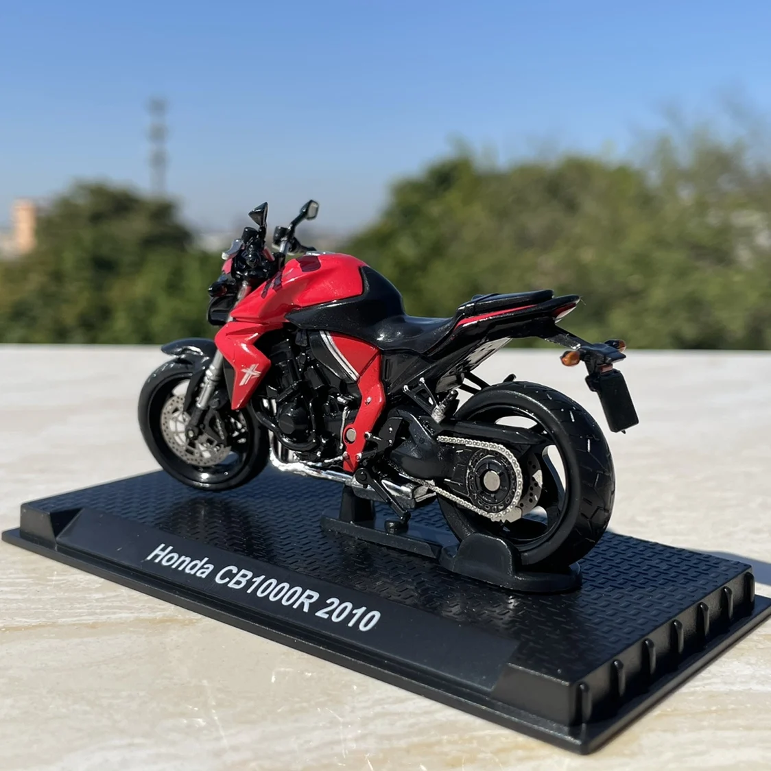 1:24 Scale Honda CB1000R Motorcycle Model 2 1:24 Scale Honda CB1000R Motorcycle Model - Image 2