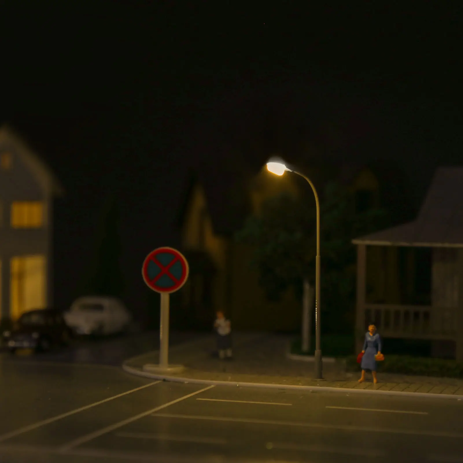 TT Scale Metal Street Lamps Set of 5 6 TT Scale Metal Street Lamps Set of 5 - Image 6