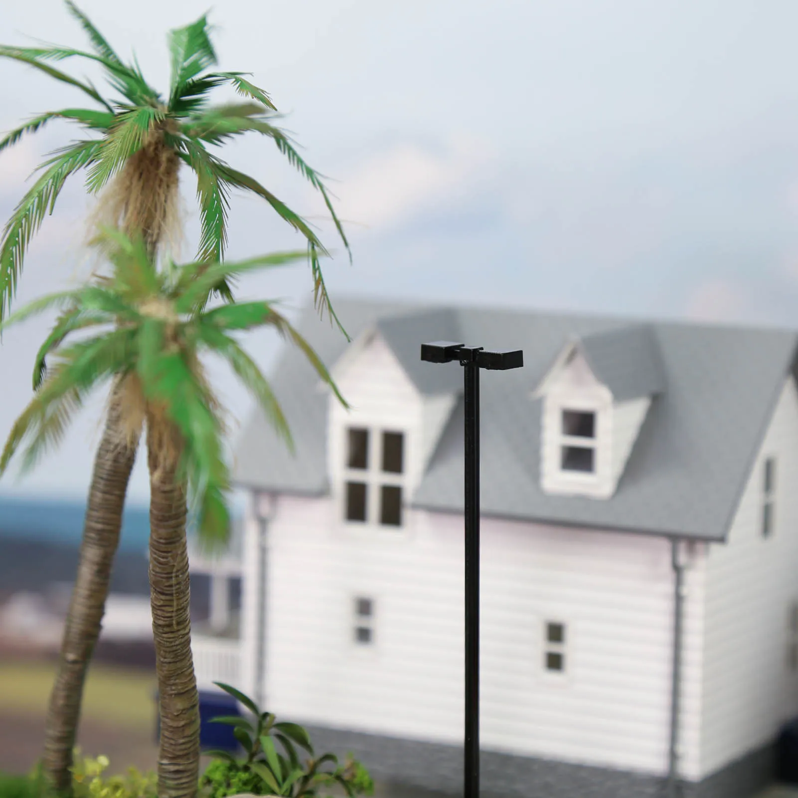 HO Scale Metal Street Lamps Set of 10 4 HO Scale Metal Street Lamps Set of 10 - Image 4