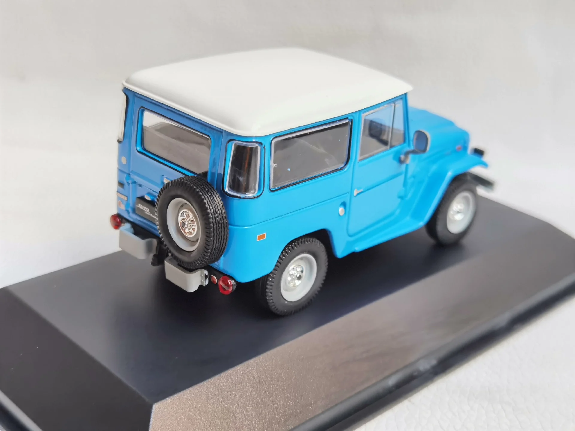 1973 Toyota FJ40 Land Cruiser Diecast Model 3 1973 Toyota FJ40 Land Cruiser Diecast Model - Image 3