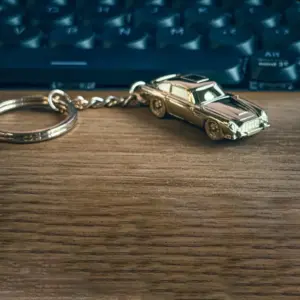 Gold Aston Martin DB5 Keychain for Collectors 7 S1781f488338046a4b7225b9ba8cabeb0A