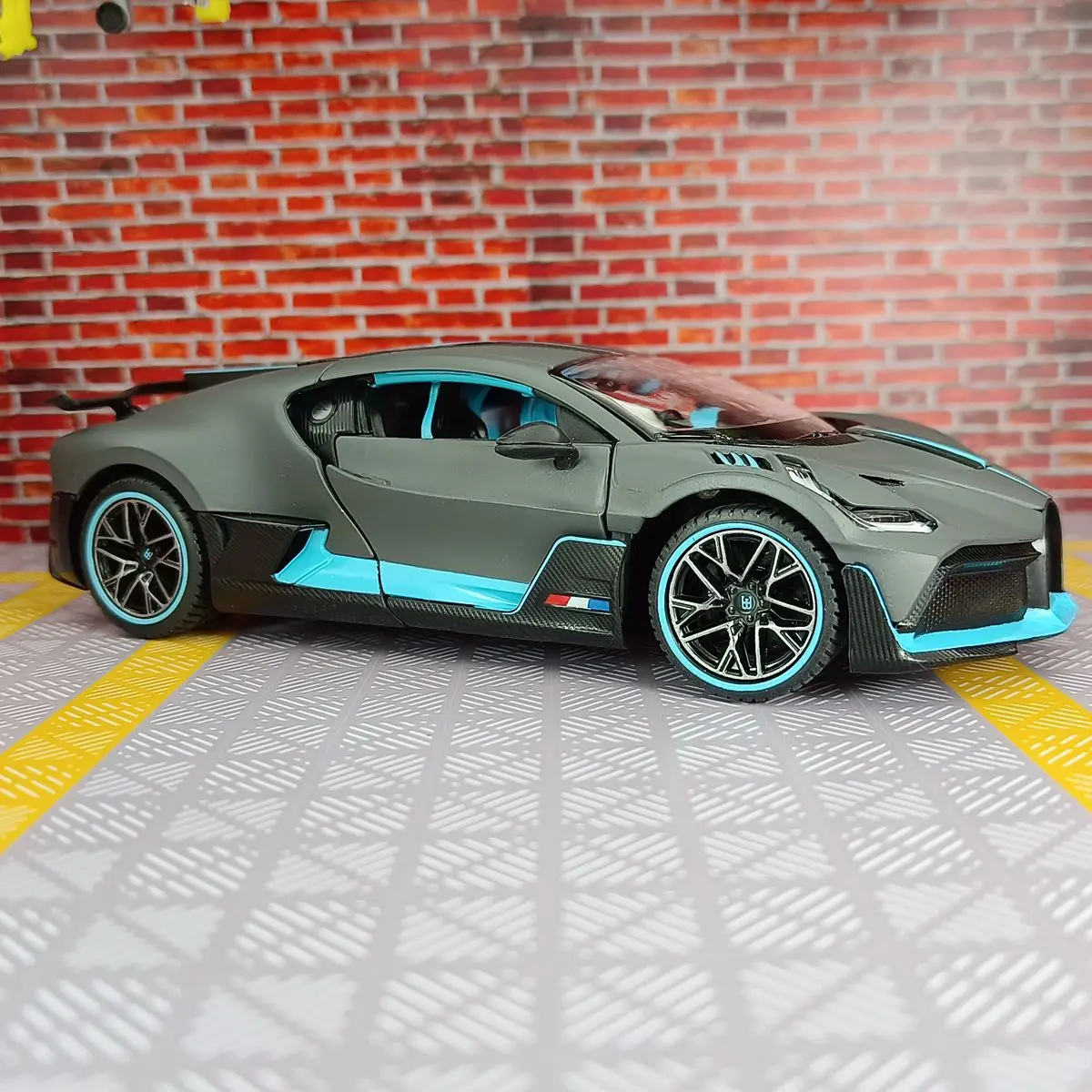 Bugatti Divo 1:24 Scale Diecast Model 7 Bugatti Divo 1:24 Scale Diecast Model - Image 7