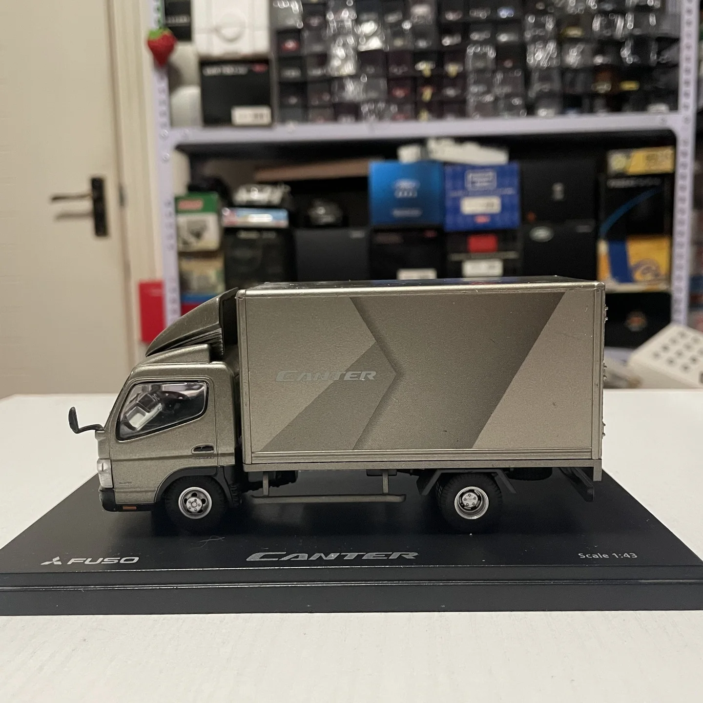 Metallic Mitsubishi Canter FUSO 1:43 Diecast Model 2 Metallic Mitsubishi Canter FUSO 1:43 Diecast Model - Image 2