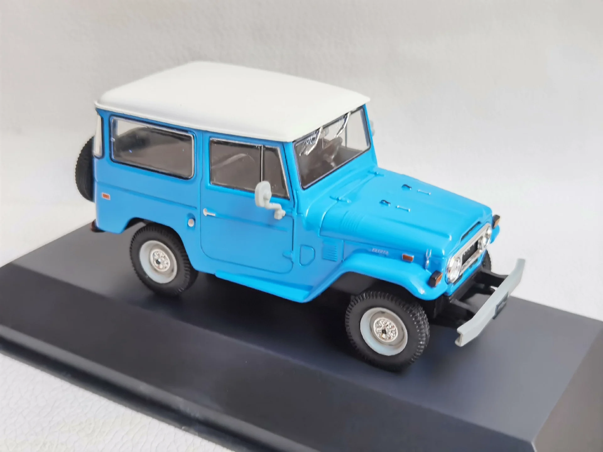 1973 Toyota FJ40 Land Cruiser Diecast Model 4 1973 Toyota FJ40 Land Cruiser Diecast Model - Image 4