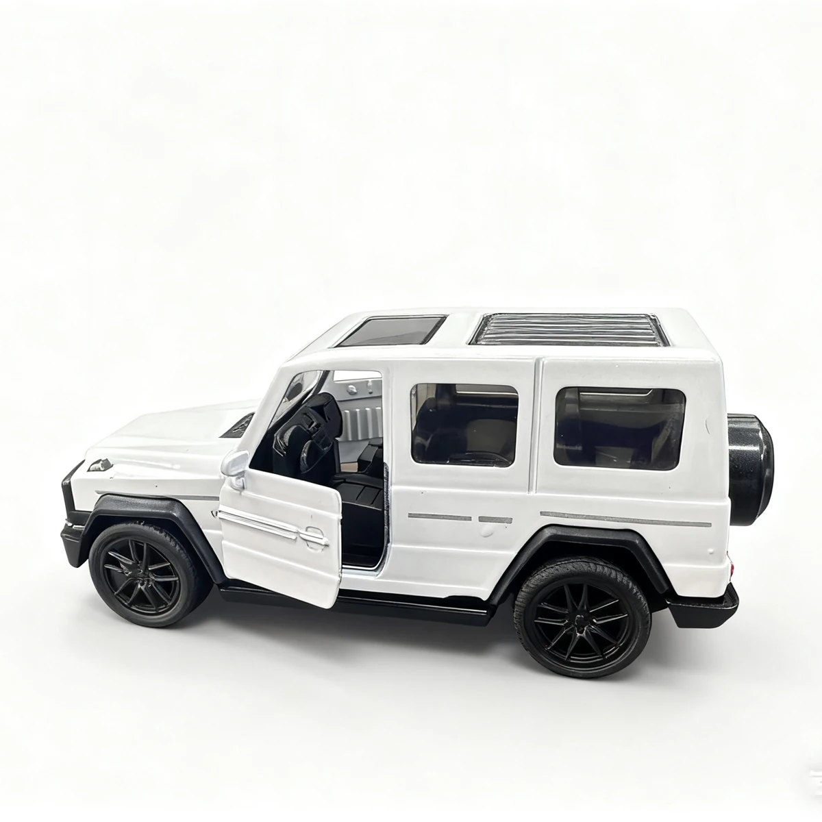 Rugged White 1:43 Die-Cast Off-Road Vehicle 4 Rugged White 1:43 Die-Cast Off-Road Vehicle - Image 4