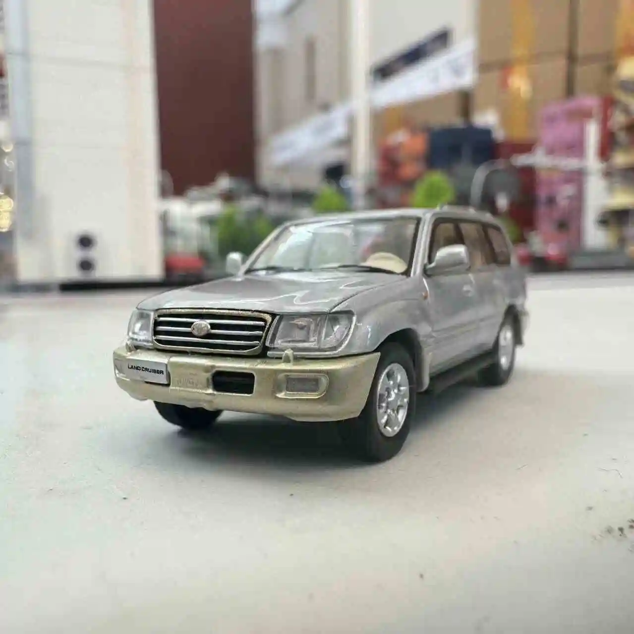 Mini Toyota Land Cruiser LC100 Die-Cast Model 4 Mini Toyota Land Cruiser LC100 Die-Cast Model - Image 4