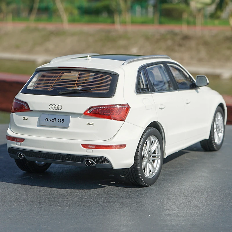 1:18 Scale VW Q5 SUV Diecast Model 4 1:18 Scale VW Q5 SUV Diecast Model - Image 4