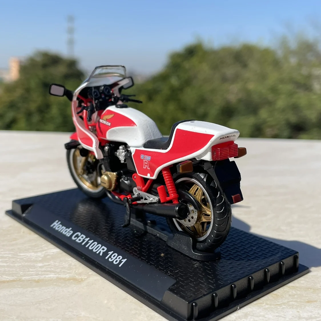 1981 Honda CB1100R 1:24 Scale Diecast Model 5 1981 Honda CB1100R 1:24 Scale Diecast Model - Image 5