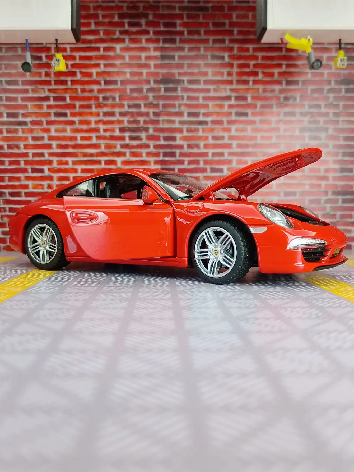 White Porsche 911 Diecast Model 1:24 Scale 3 White Porsche 911 Diecast Model 1:24 Scale - Image 3