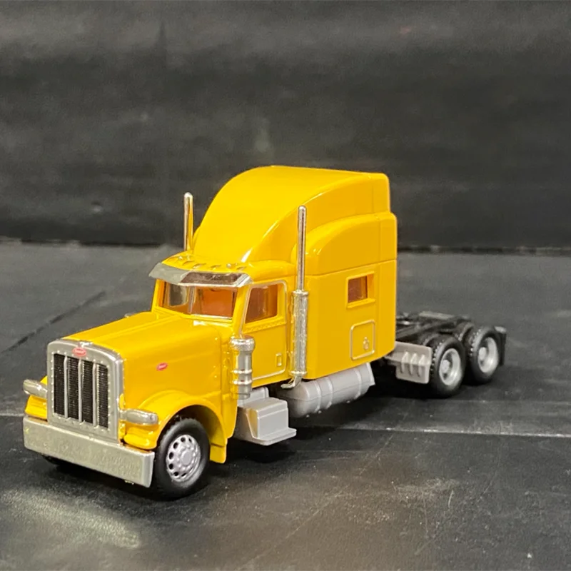 1:87 Peterbilt 389 Diecast Model in Vivid Colors 6 1:87 Peterbilt 389 Diecast Model in Vivid Colors - Image 6