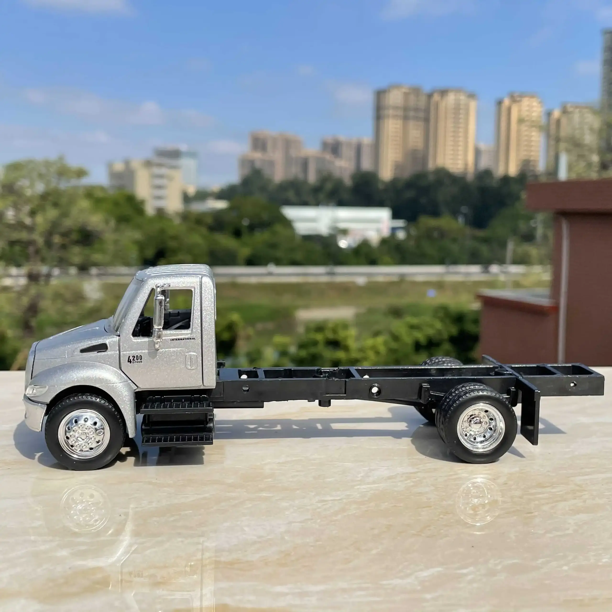 1:43 Scale Diecast Truck Model for Collectors 3 1:43 Scale Diecast Truck Model for Collectors - Image 3