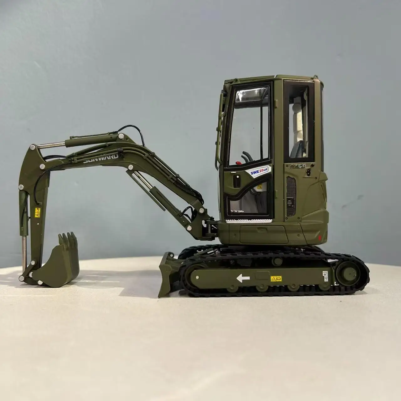 Sunward SWE25U Excavator Model 1:20 Scale 3 Sunward SWE25U Excavator Model 1:20 Scale - Image 3