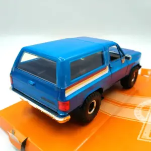 Vibrant Blue 1:24 Chevrolet Blazer Diecast Model 9 S1ff38bc1c912412db73e59aa50879877S