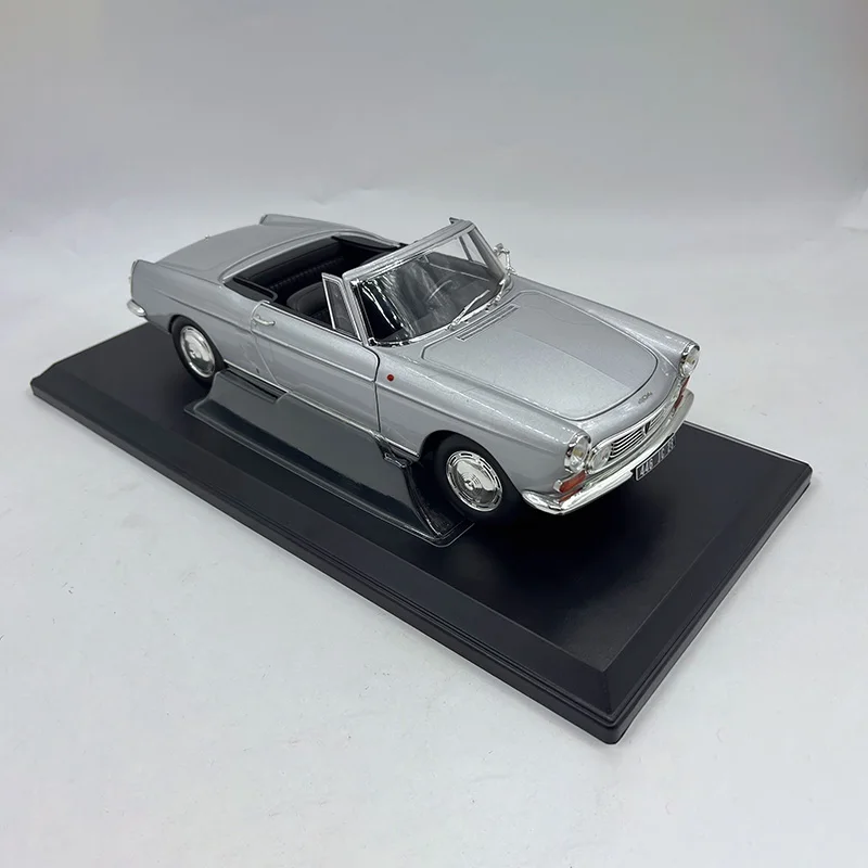 Silver 1:18 Diecast Vintage Convertible 1 Silver 1:18 Diecast Vintage Convertible