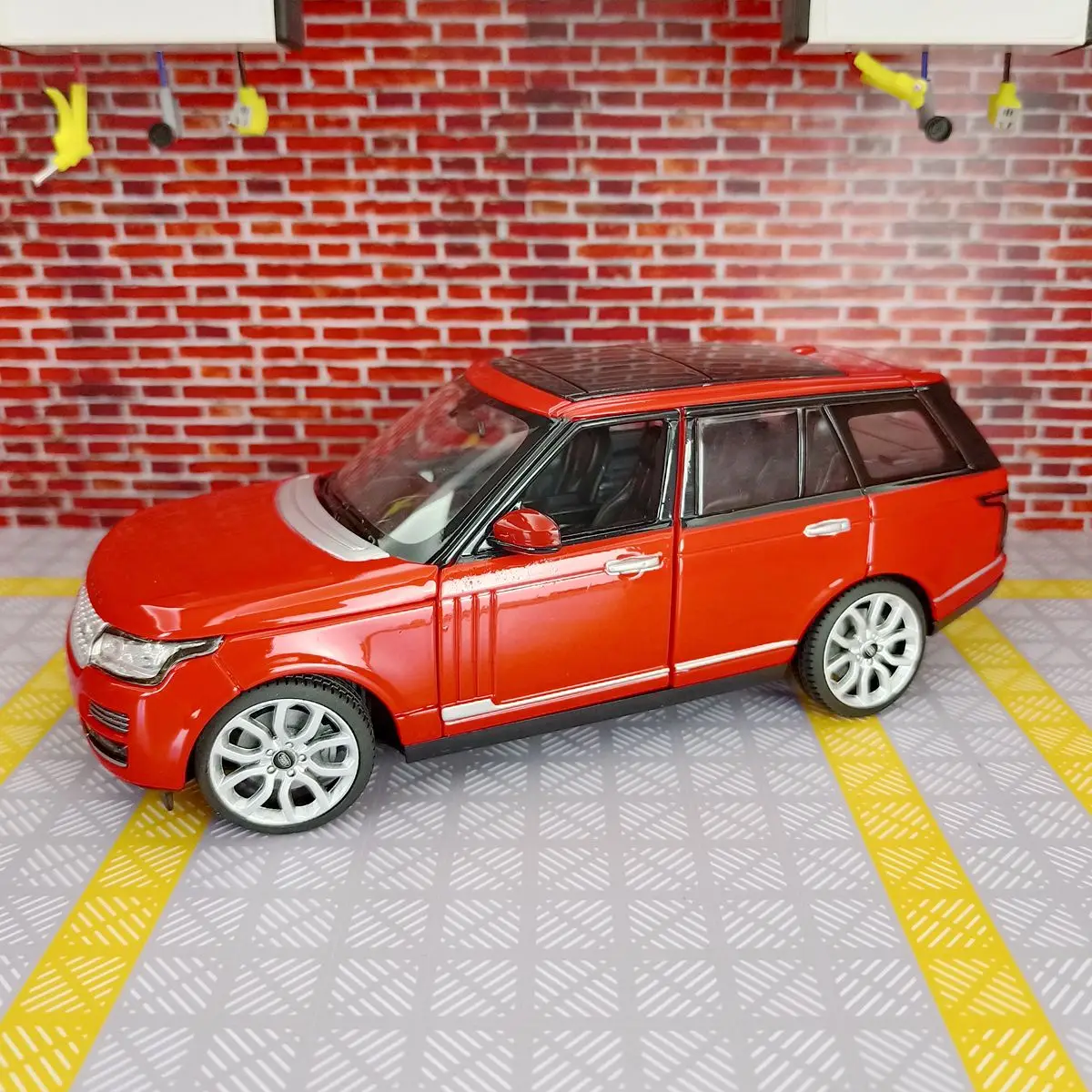 Land Rover Range Rover 1:24 Diecast Model in Black, White, or Red 8 Land Rover Range Rover 1:24 Diecast Model in Black, White, or Red - Image 8