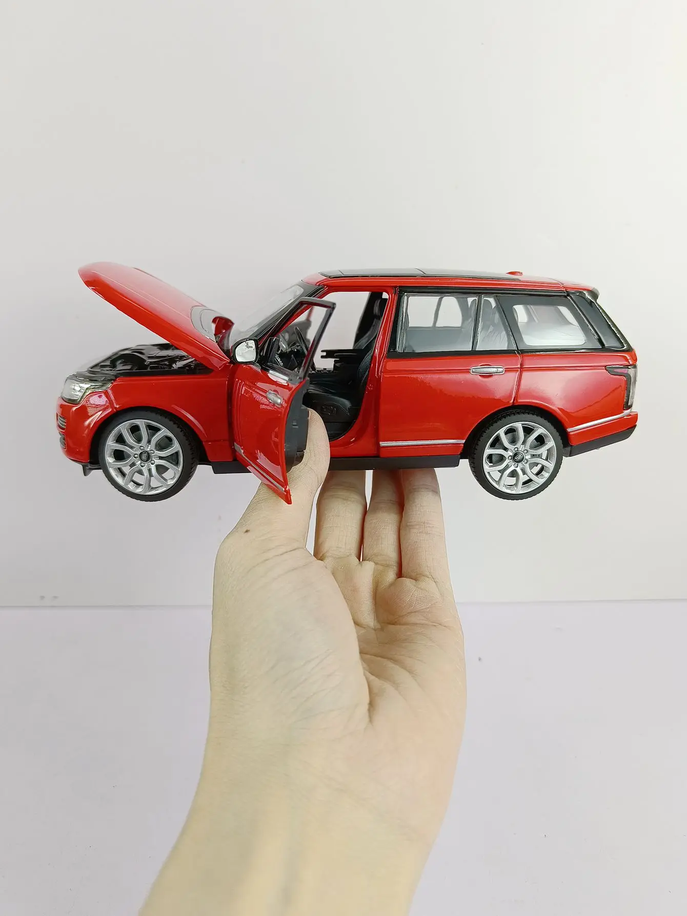 Land Rover Range Rover 1:24 Diecast Model in Black, White, or Red 4 Land Rover Range Rover 1:24 Diecast Model in Black, White, or Red - Image 4
