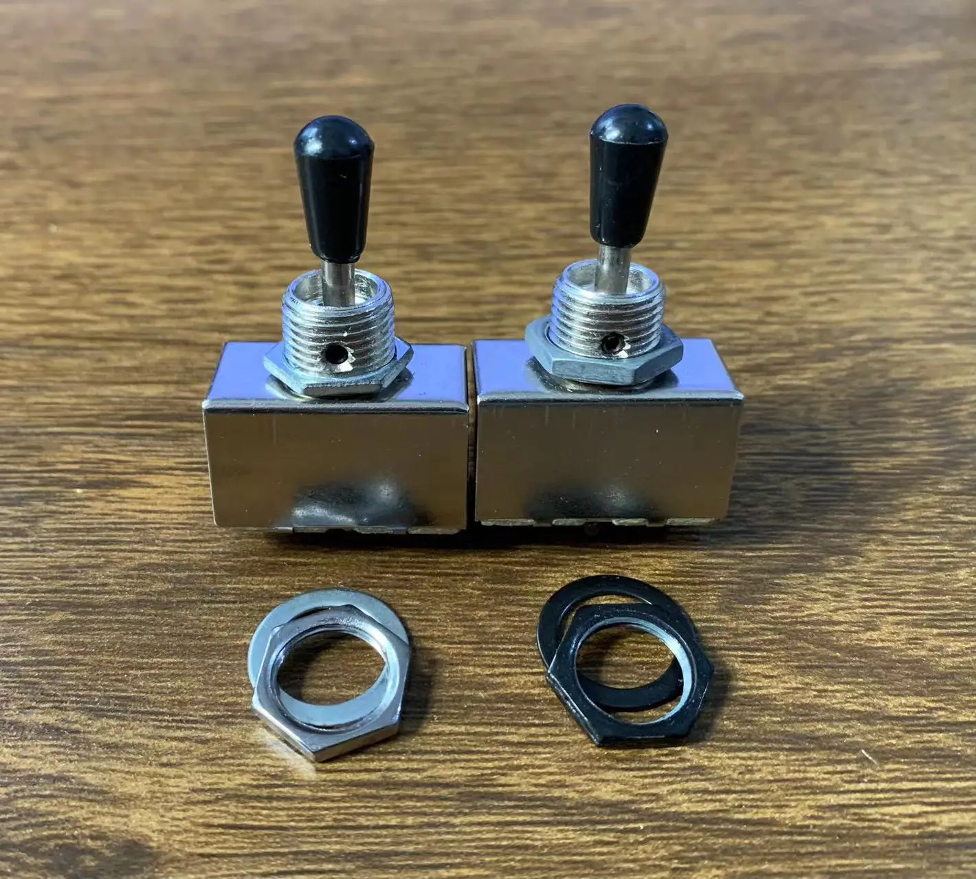 3-Way Electric Guitar Switch with Metal Housing 1 3-Way Electric Guitar Switch with Metal Housing